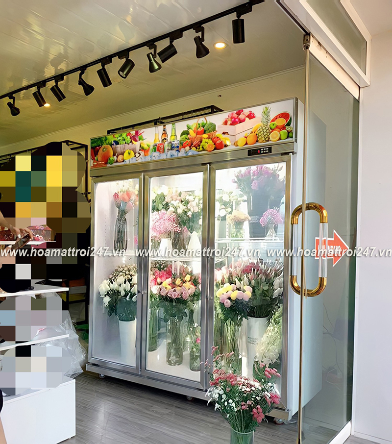 Tủ mát bảo quản hoa tươi giúp cửa hàng thêm phần sang trọng và chuyên nghiệp hơn.
