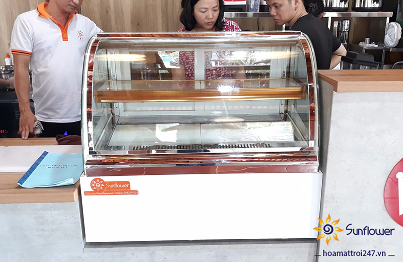 Tủ bánh kem mini được sử dụng rộng rãi tại các quán cafe, tiệm trà sữa