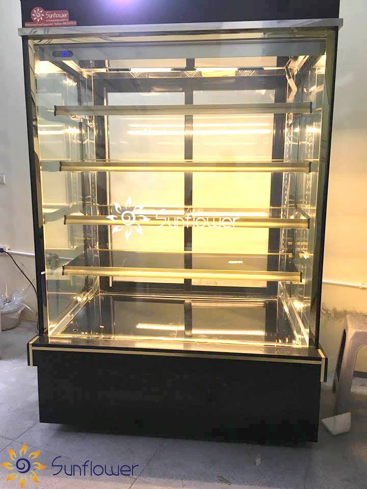 Tủ bánh gato được thiết kế với kính cao cấp, sáng bóng và bên trong tủ sử dụng hệ thống đèn led lung linh