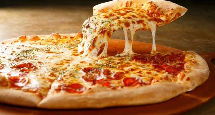 Nướng bánh pizza với lò 3 tầng sẽ giúp bạn có được những chiếc bánh thơm ngon
