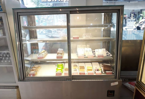 Lỗi tủ bánh kem bị mờ sương khiến người mua rất khó quan sát để lựa chọn bánh trong tủ