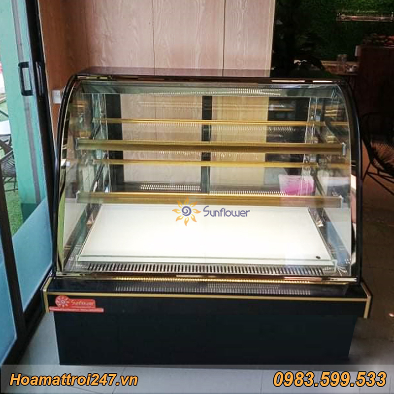 Tủ bánh kem 1m2 kính cong được trang bị nhiều tính năng thông minh và hiện đại.
