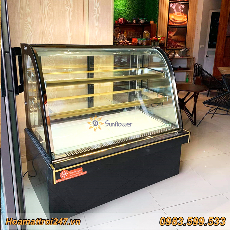 Tủ bánh kem 1m2 thiết kế nhỏ gọn, tinh tế dù đặt ở cửa ra vào vẫn rất gọn gàng và thu hút.